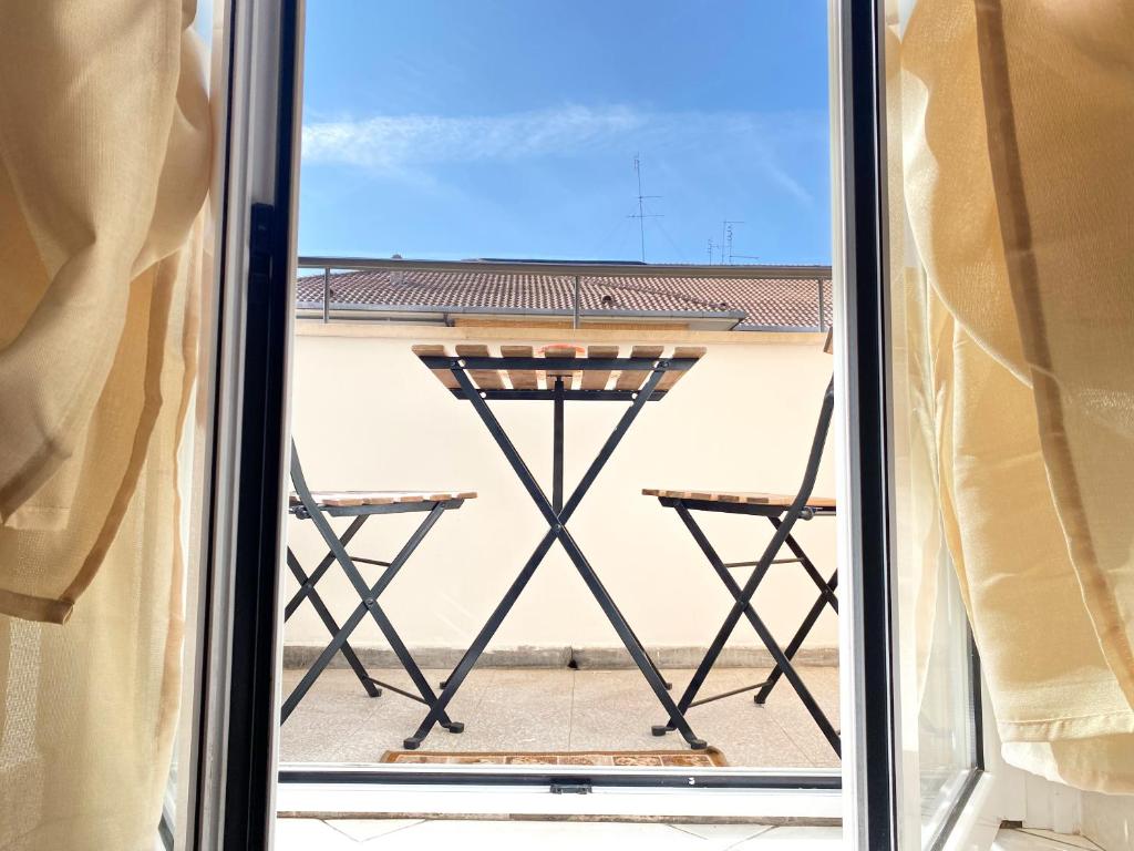 una finestra con vista su un tavolo di Ophele House Rome a Roma