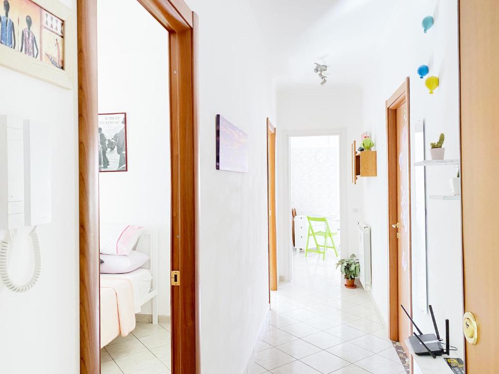 una camera con corridoio con pareti bianche e specchio di Ophele House Rome a Roma