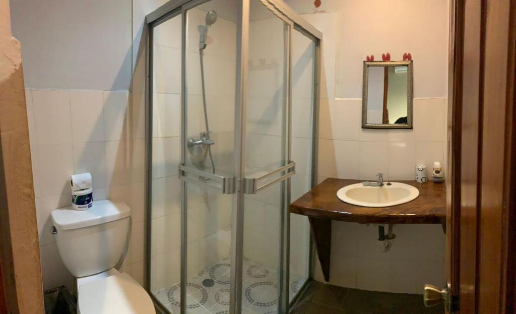 Un baño de Hotel Kambutaleko
