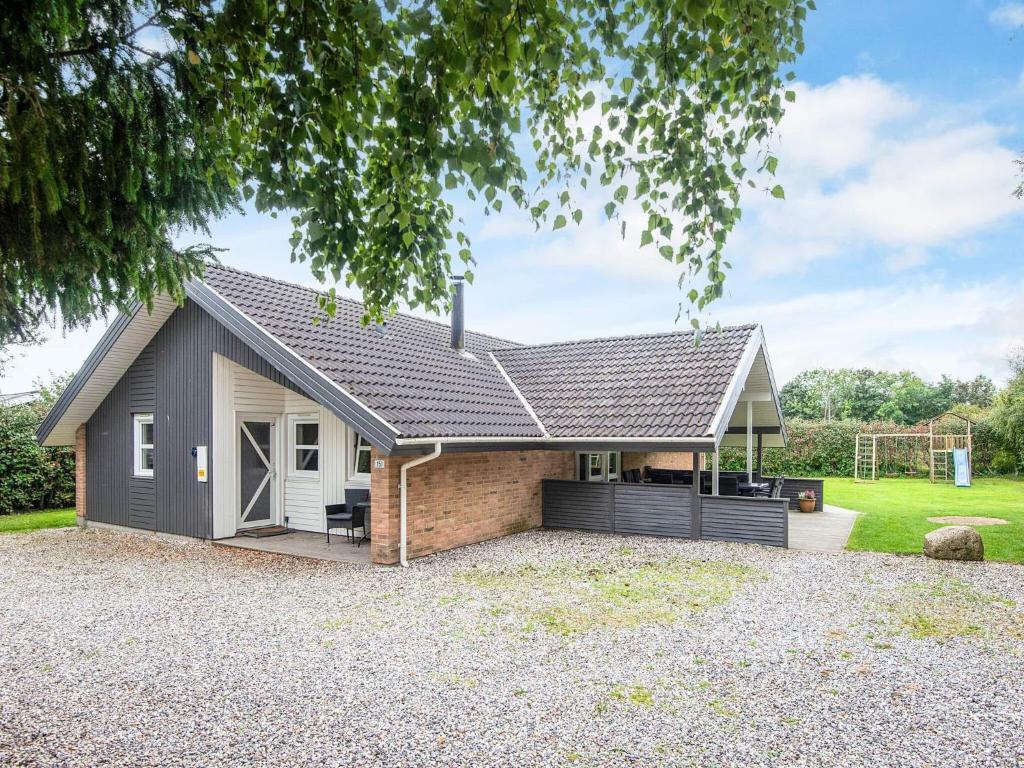 une maison individuelle avec un garage et une maison dans l'établissement Luxury Retreat with Pool - By Traum Ferienwohnungen, à Sønderby