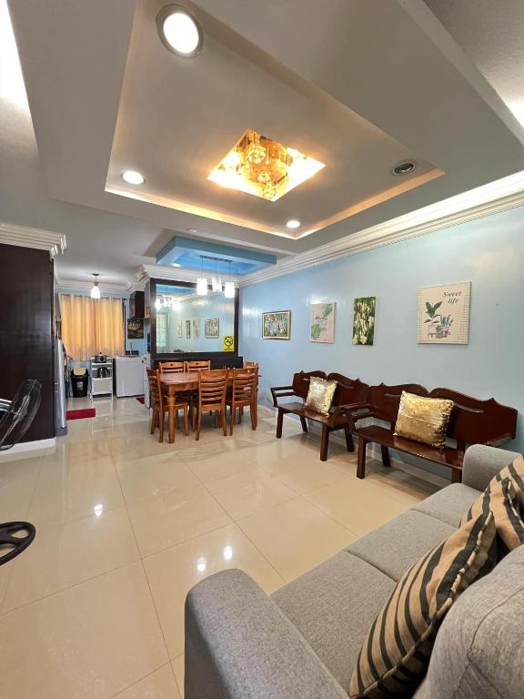 Posezení v ubytování One Oasis Davao Condo 2BR Behind SM Mall with WIFI & Pool