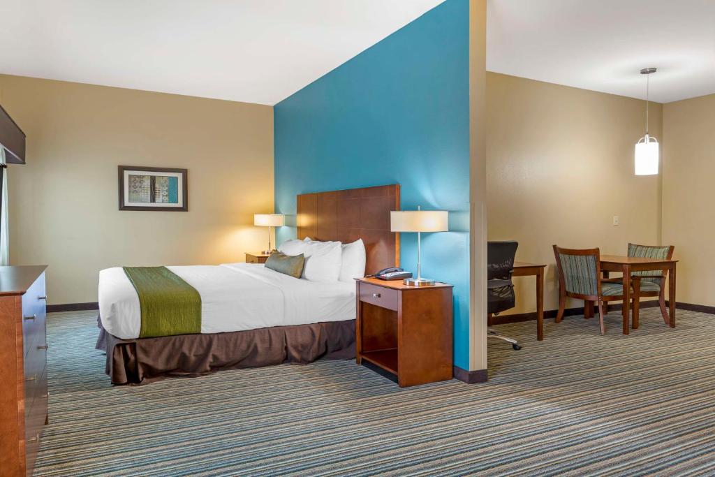 Postel nebo postele na pokoji v ubytování Best Western Plus Patterson Park Inn