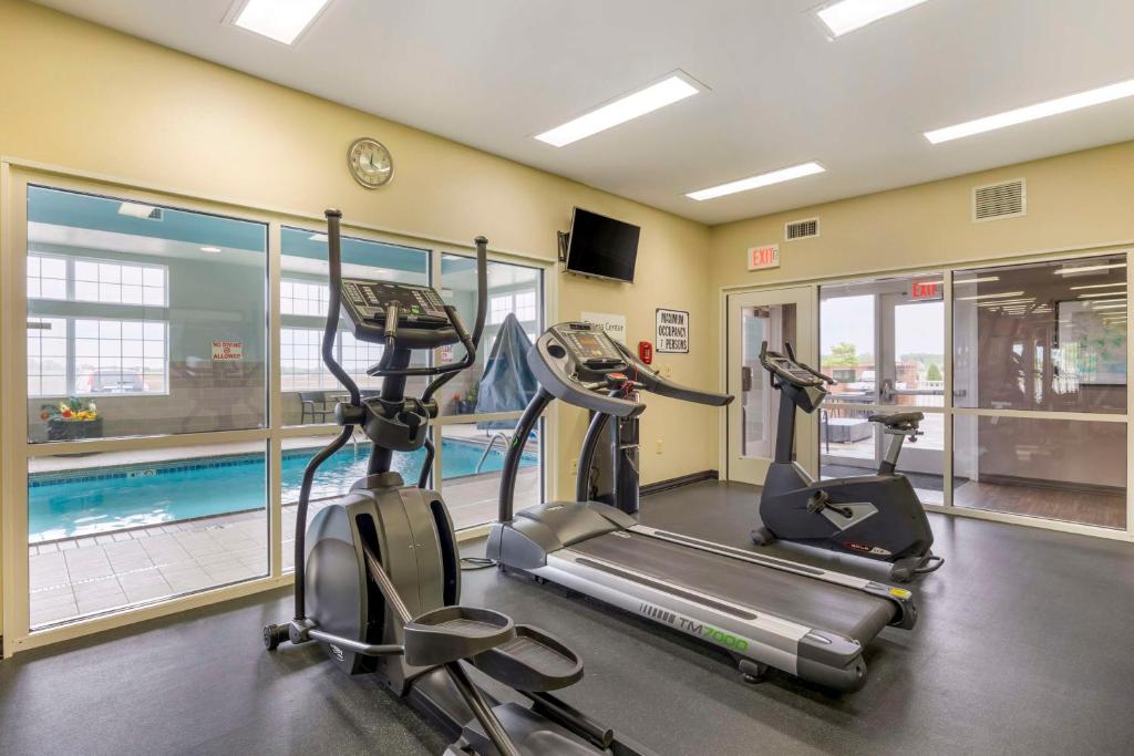 Fitness centrum a/nebo fitness zařízení v ubytování Best Western Plus Patterson Park Inn