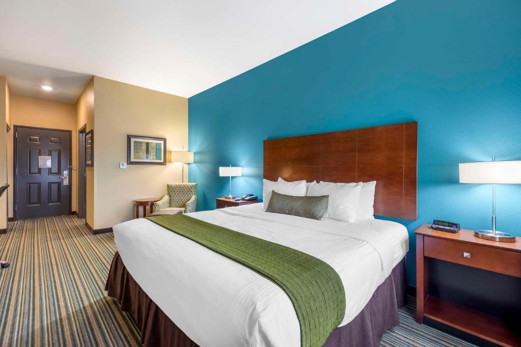 Postel nebo postele na pokoji v ubytování Best Western Plus Patterson Park Inn
