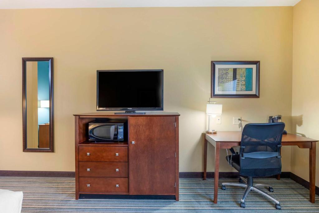 TV a/nebo společenská místnost v ubytování Best Western Plus Patterson Park Inn