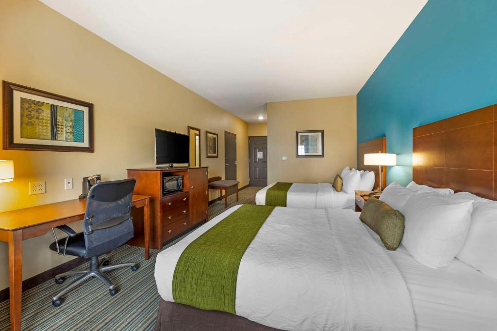 Postel nebo postele na pokoji v ubytování Best Western Plus Patterson Park Inn