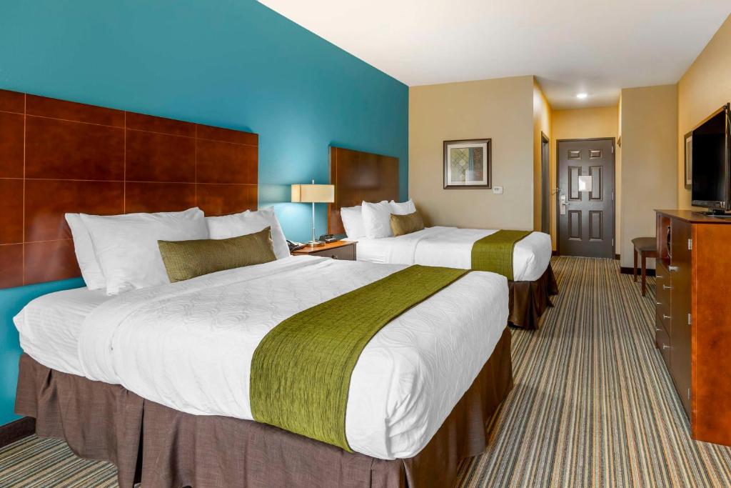 Postel nebo postele na pokoji v ubytování Best Western Plus Patterson Park Inn