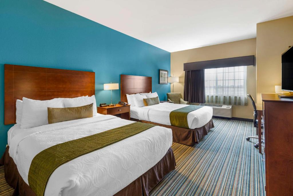 Postel nebo postele na pokoji v ubytování Best Western Plus Patterson Park Inn
