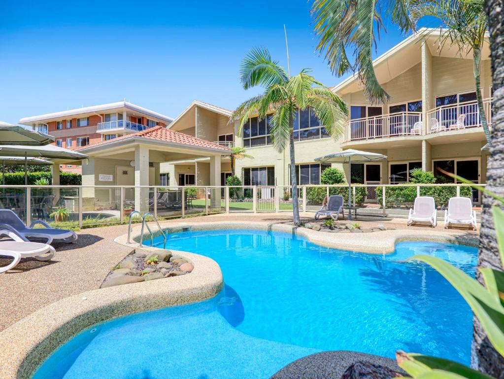 Bazén v ubytování Martys Little Beach No 1 Two Story Apartment nebo v jeho okolí