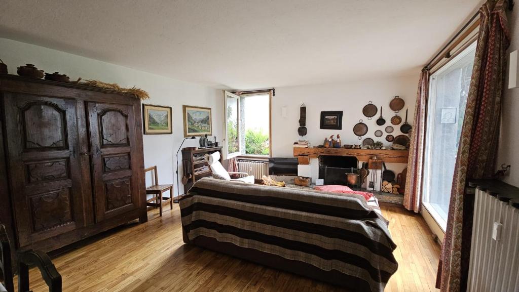 salon z łóżkiem i dużym oknem w obiekcie La Gerla - Maison de Charme - Vista Monte Bianco w mieście Courmayeur