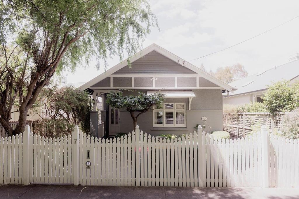 une clôture blanche devant une petite maison dans l'établissement Fenton Cottage, à Hobart
