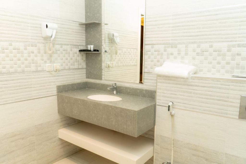 Koupelna v ubytování شقق اجنحة كنزان للشقق المخدومة Knzan Suites
