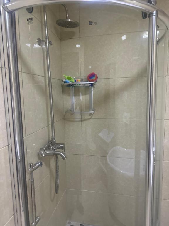 una ducha con puerta de cristal en un baño en 65 on Zenios, en Gqeberha