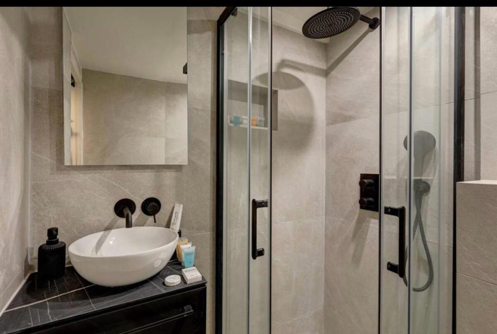 un baño con lavabo y ducha en Cosy room inside Batignolles - L60, en París
