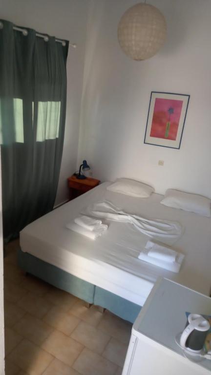 Postel nebo postele na pokoji v ubytování Hotel Glaros Lipsi