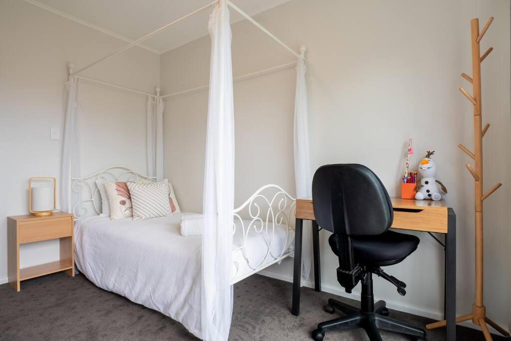 Family Home with Spa, Office and BBQ - Resim 9