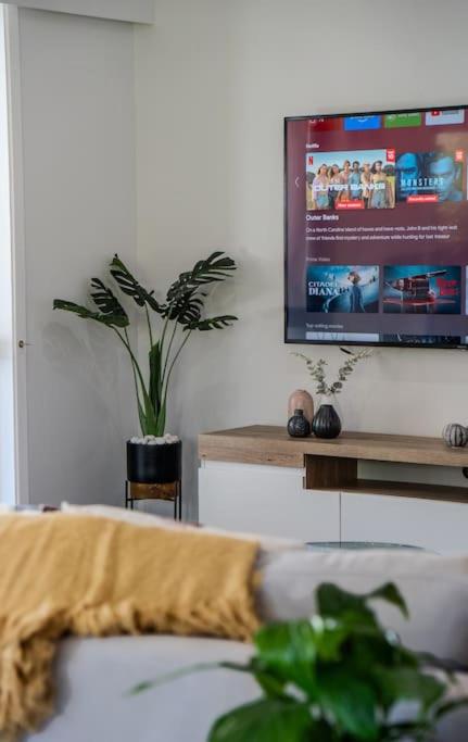 Family Home with Spa, Office and BBQ - Resim 17