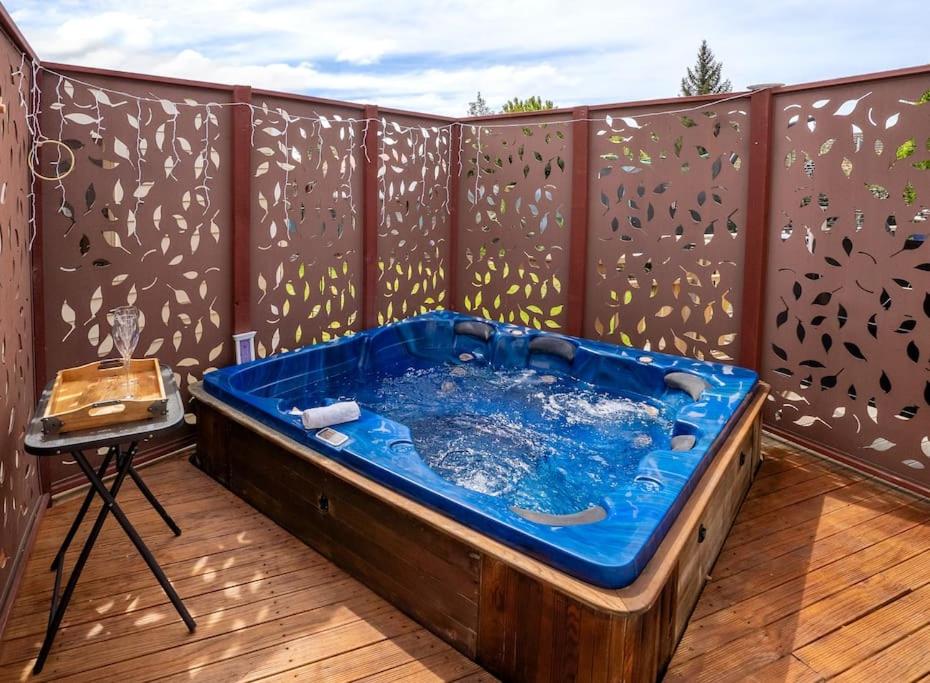 Family Home with Spa, Office and BBQ - Resim 14