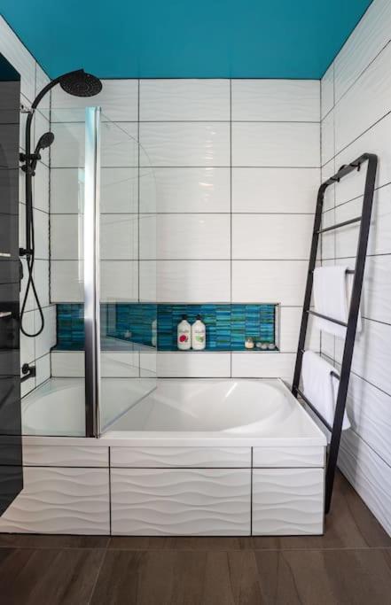 Family Home with Spa, Office and BBQ - Resim 23