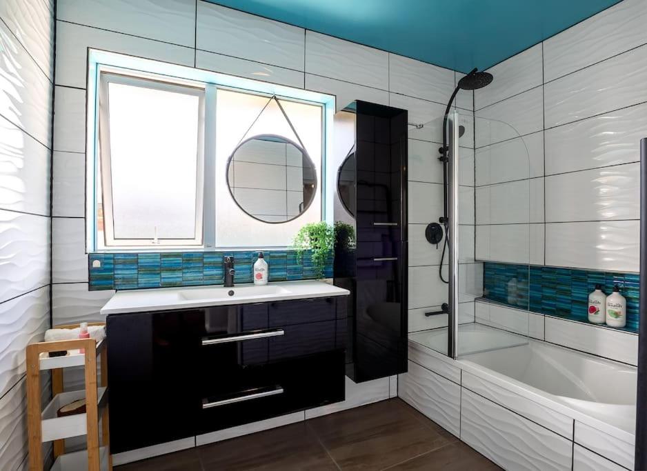 Family Home with Spa, Office and BBQ - Resim 22