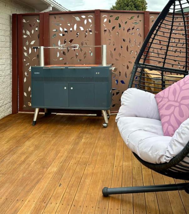 Family Home with Spa, Office and BBQ - Resim 26