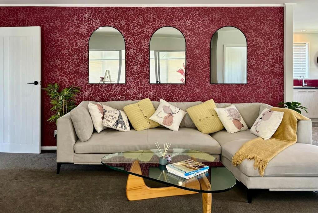 Family Home with Spa, Office and BBQ - Resim 20