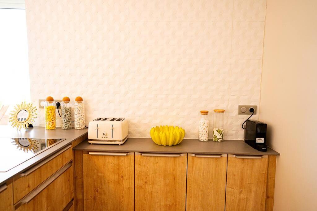 Kuchyň nebo kuchyňský kout v ubytování Cheerful Lemon Condo