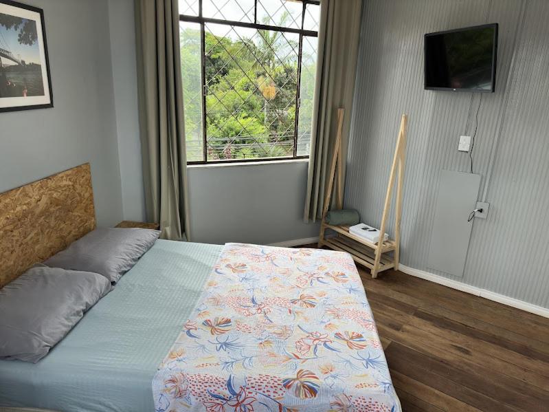 Postel nebo postele na pokoji v ubytování Quarto 2 Econômico com Ar Cond e Smart Tv Filmes
