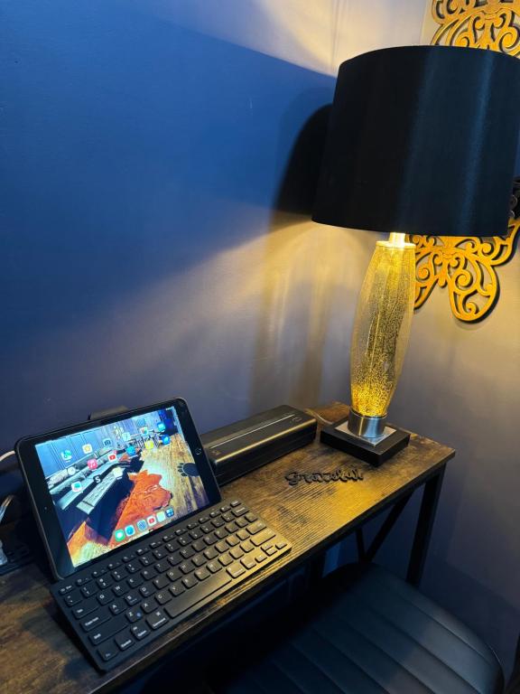 TV a/nebo společenská místnost v ubytování Js Place 4 Scooters Included