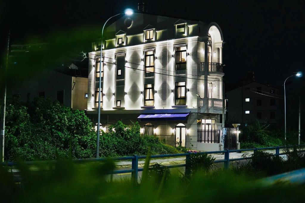 a large white building with lights on it at night at Hạ Tím Villa in Xuan An