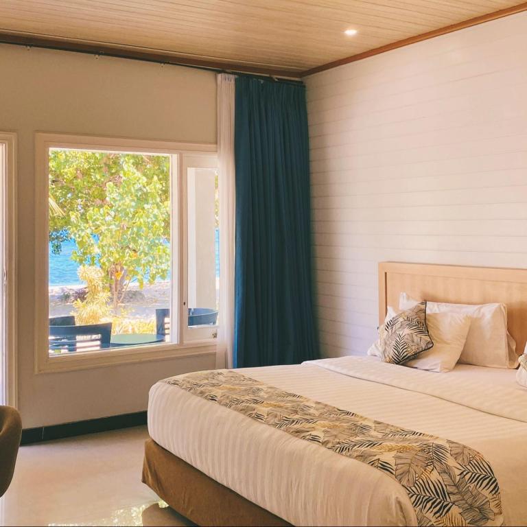 Una cama o camas en una habitación de Sylvia Hotel & Resort Komodo