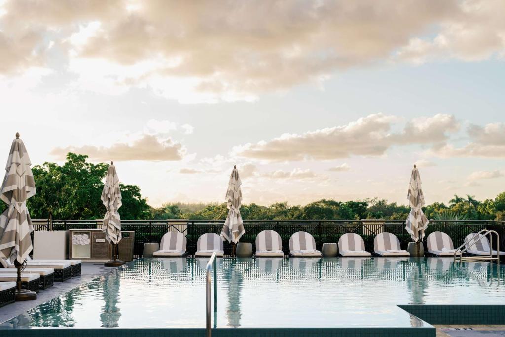 Bazén v ubytování THesis Hotel Miami Coral Gables, Curio Collection by Hilton nebo v jeho okolí