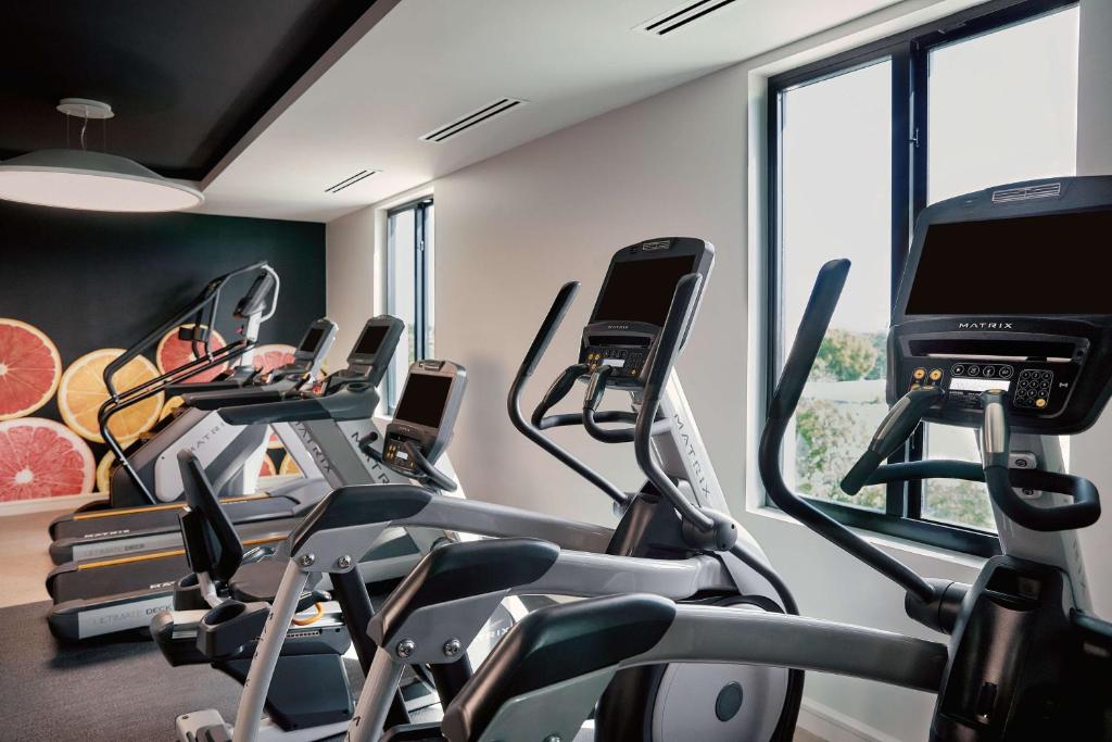 Fitness centrum a/nebo fitness zařízení v ubytování THesis Hotel Miami Coral Gables, Curio Collection by Hilton