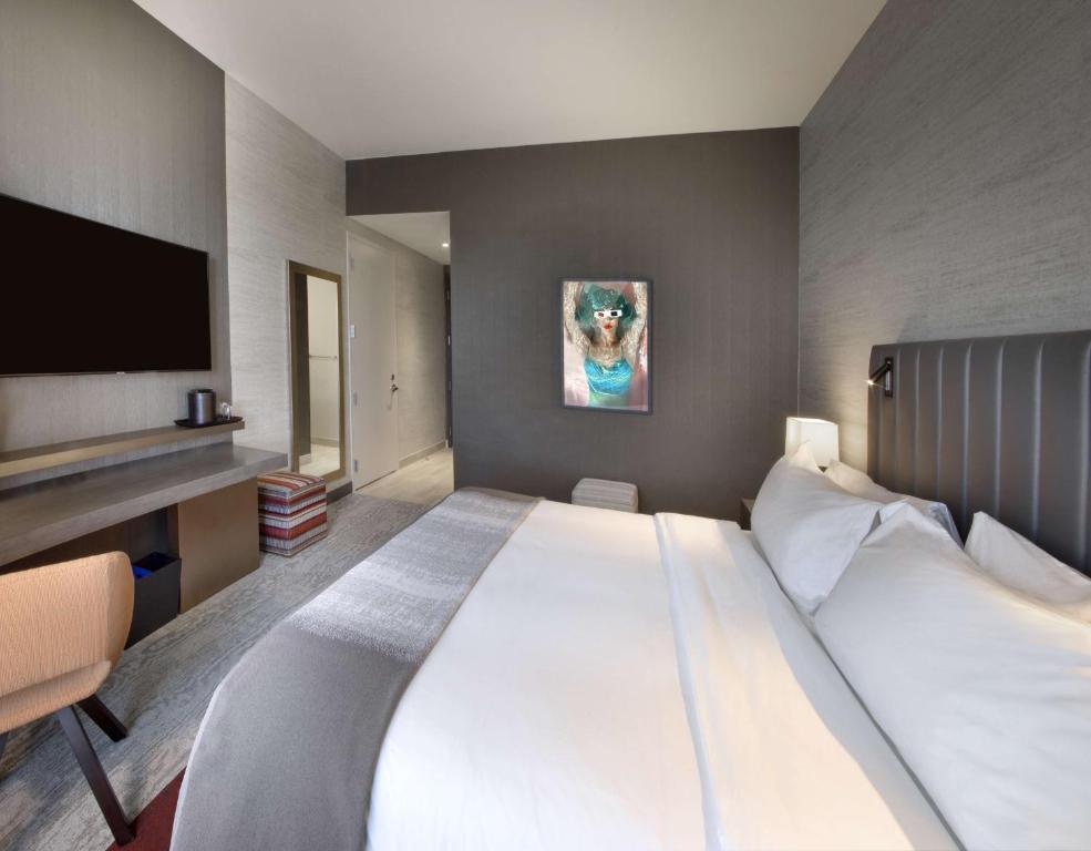 Postel nebo postele na pokoji v ubytování THesis Hotel Miami Coral Gables, Curio Collection by Hilton