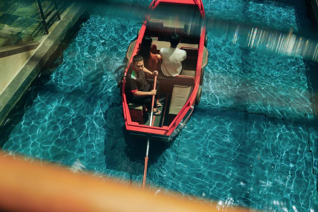 eine Gruppe von Menschen, die in einem Pool Boot fahren in der Unterkunft Marina Bay Sands in Singapur