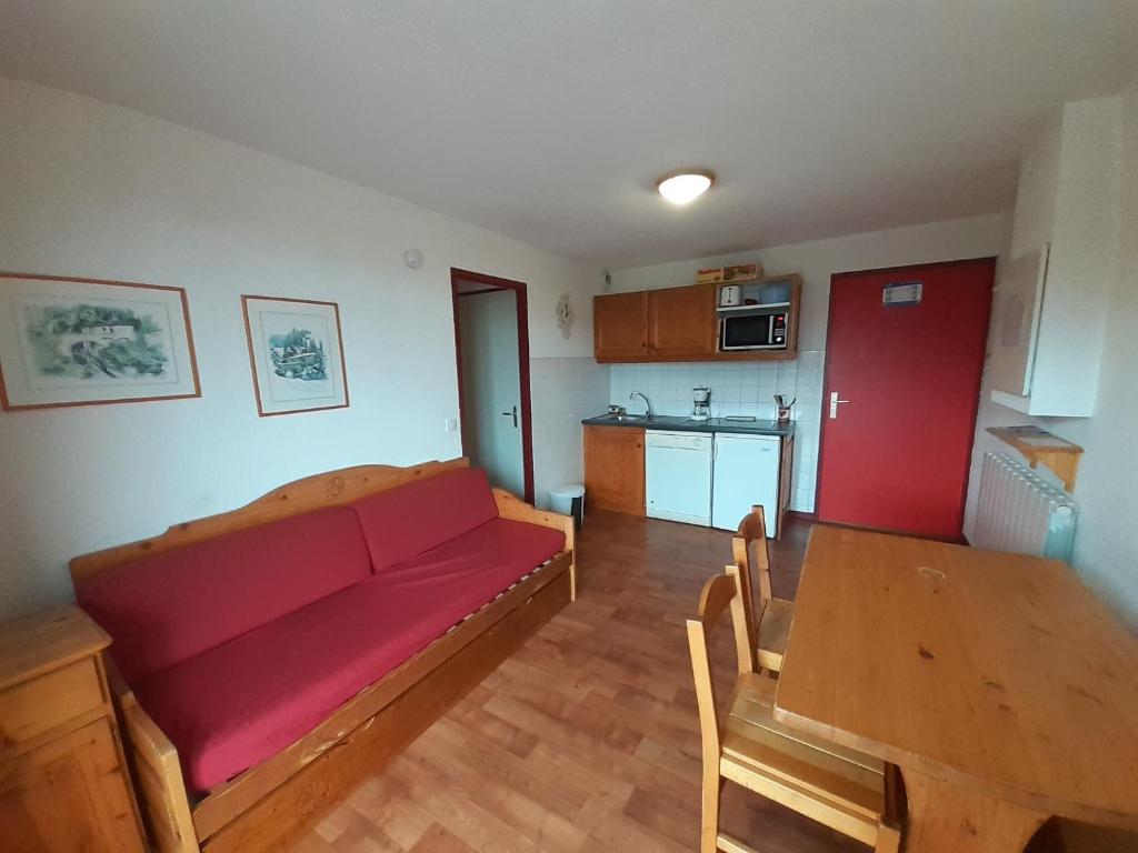 Η κουζίνα ή μικρή κουζίνα στο Appartement cosy 2 pièces à Valfréjus, proche remontées mécaniques - FR-1-561-133