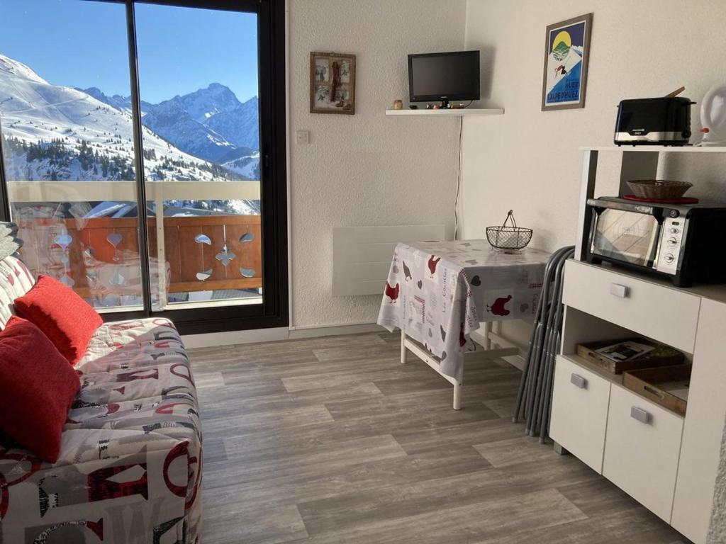 - un salon avec vue sur la montagne dans l'établissement Charmant 2 pièces à l'Alpe d'Huez, 4 pers, balcon sud, casier à skis - FR-1-405-365, à Huez