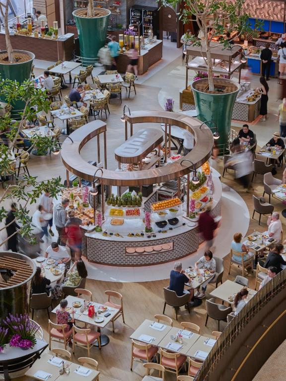 Ein Restaurant oder anderes Speiselokal in der Unterkunft Marina Bay Sands 