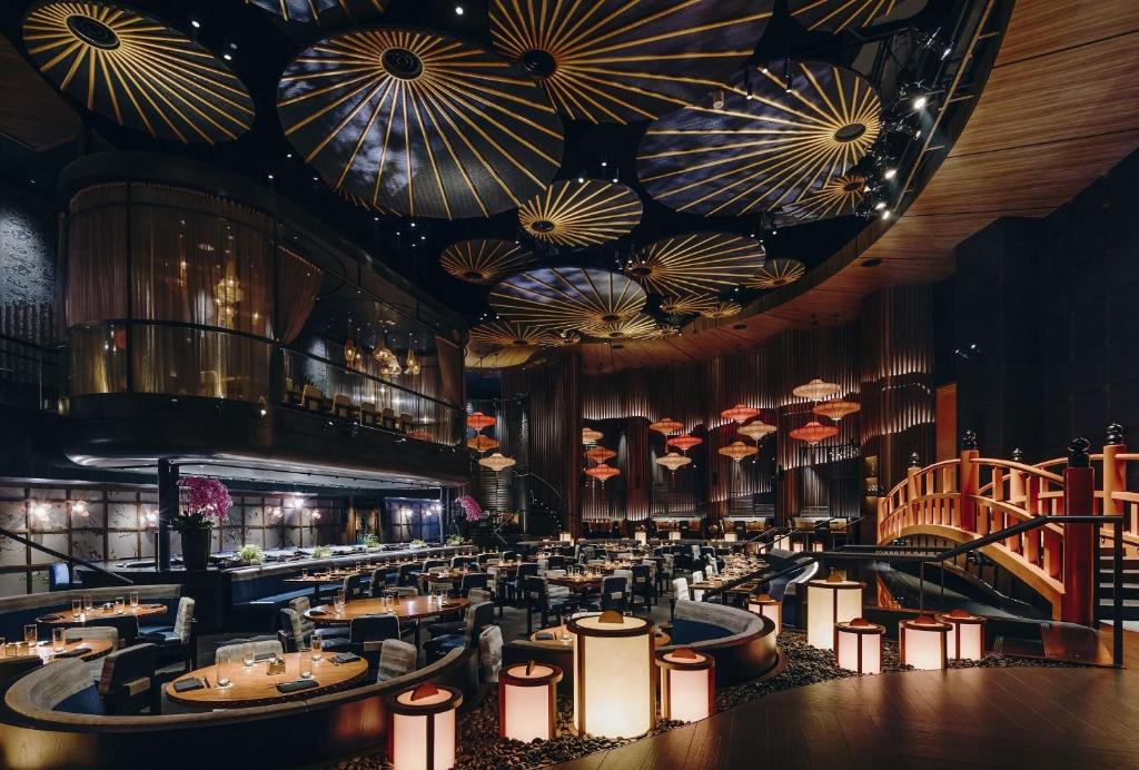Ein Restaurant oder anderes Speiselokal in der Unterkunft Marina Bay Sands 