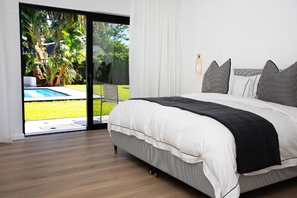 una camera con un grande letto e una piscina di Coco Queen a Paarl