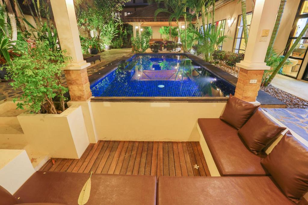 Bazén v ubytování Pa Prai Villas and Suites Resort nebo v jeho okolí
