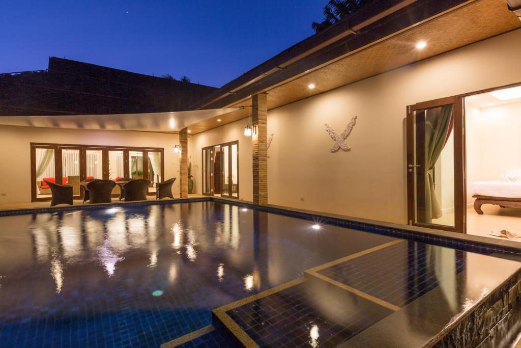 Bazén v ubytování Pa Prai Villas and Suites Resort nebo v jeho okolí