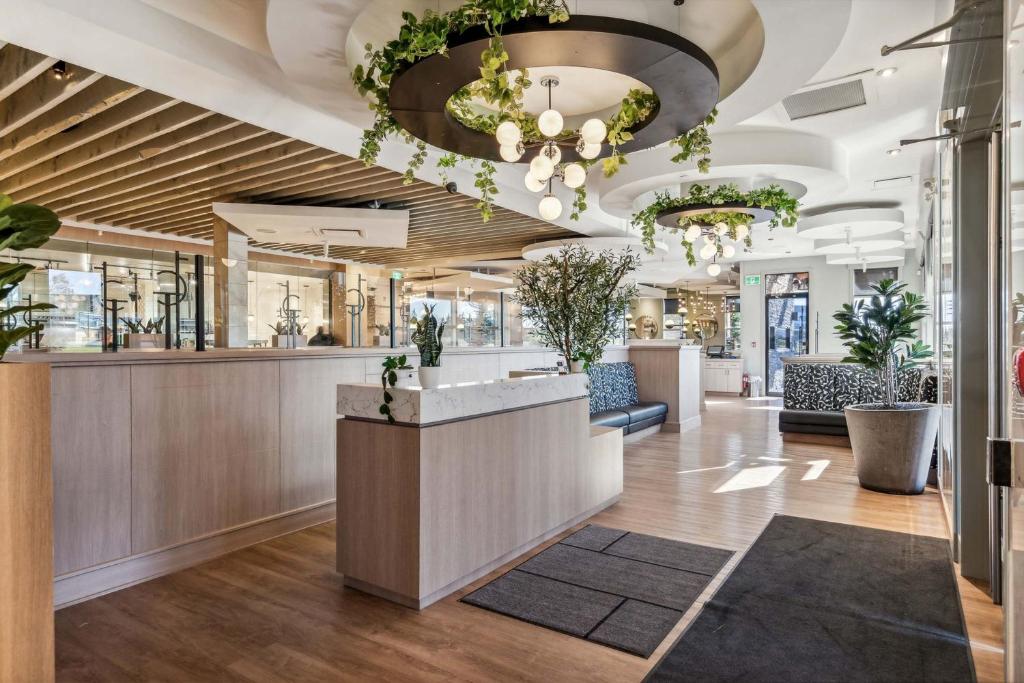 Vstupní hala nebo recepce v ubytování Sandman Signature Calgary Airport Hotel