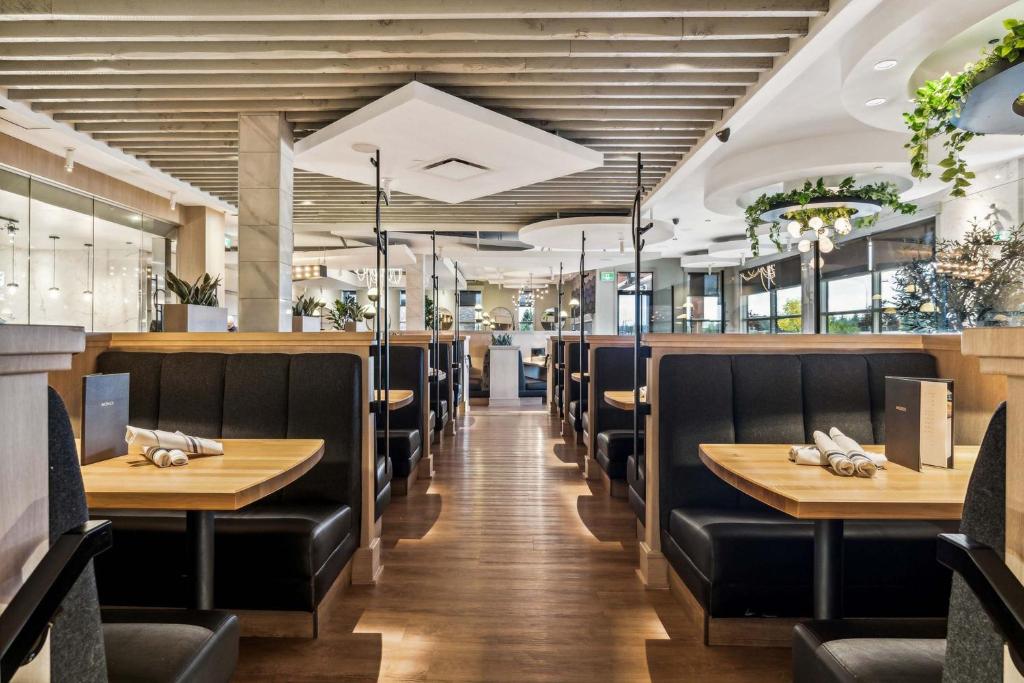 Restaurace v ubytování Sandman Signature Calgary Airport Hotel