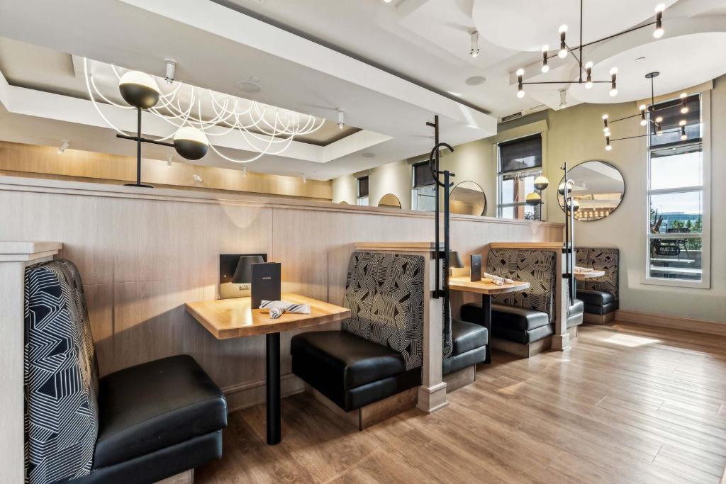 Posezení v ubytování Sandman Signature Calgary Airport Hotel