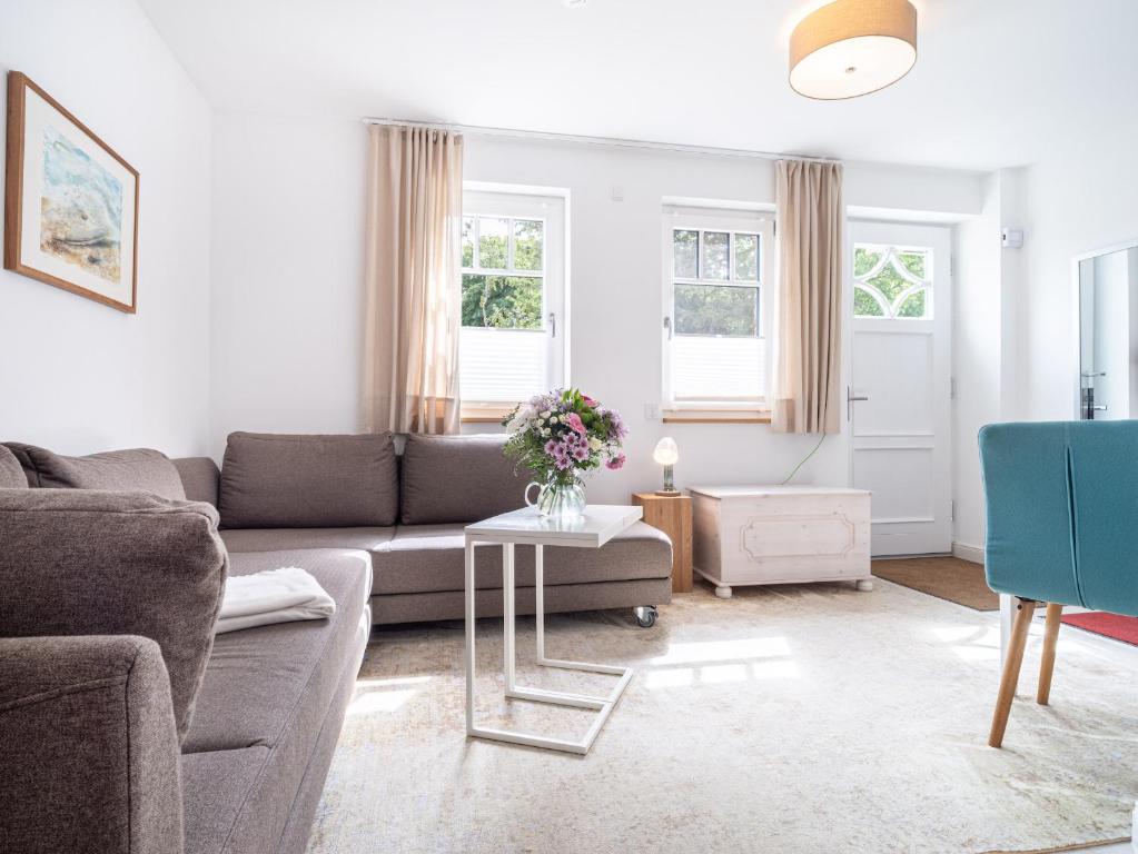 a living room with a couch and a table at UNS MUUSLOCK in Ahrenshoop