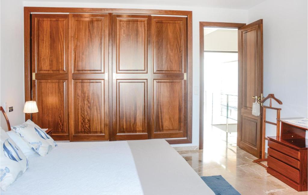 Postel nebo postele na pokoji v ubytování 4 Bedroom Nice Home In Porto Colom