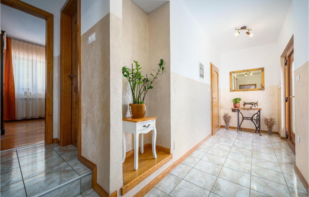 Zdjęcie z galerii obiektu Two-Bedroom Holiday Home In Tinjan w mieście Tinjan