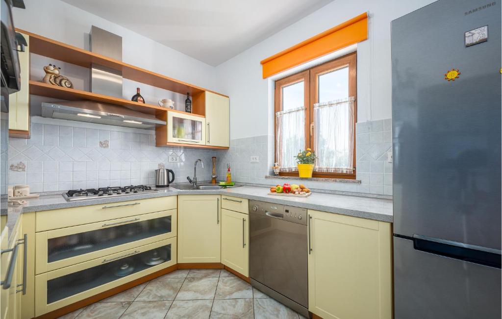 Kuchnia lub aneks kuchenny w obiekcie Two-Bedroom Holiday Home In Tinjan