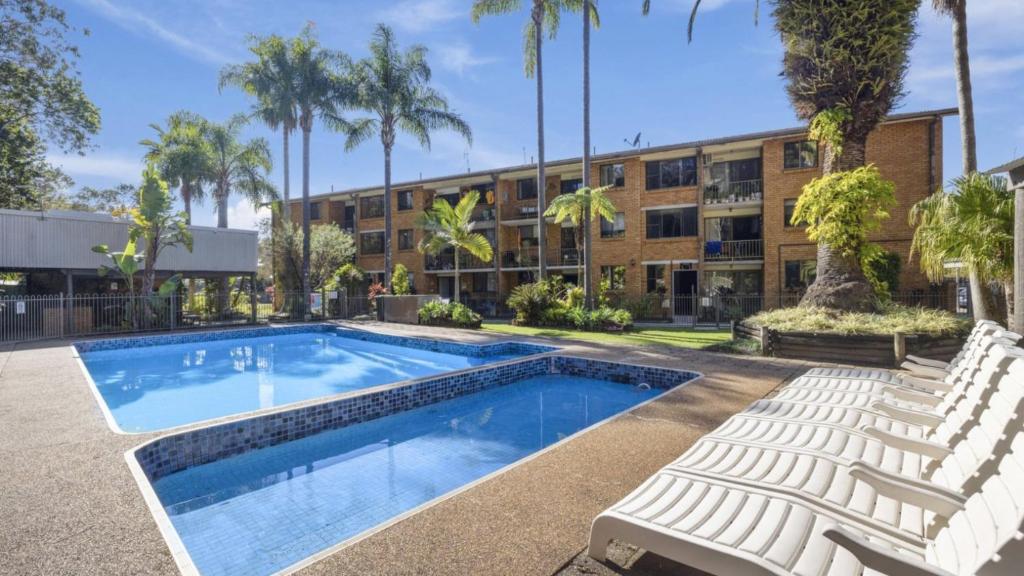 コフスハーバーにあるCoffs Harbour Beach Escape -Pet Friendly, Pool, Spa, Tennis, Near Beachの建物の前のプール